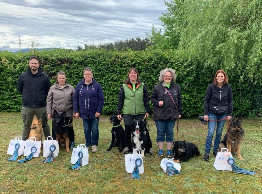 RO Gruppe mit Hunden