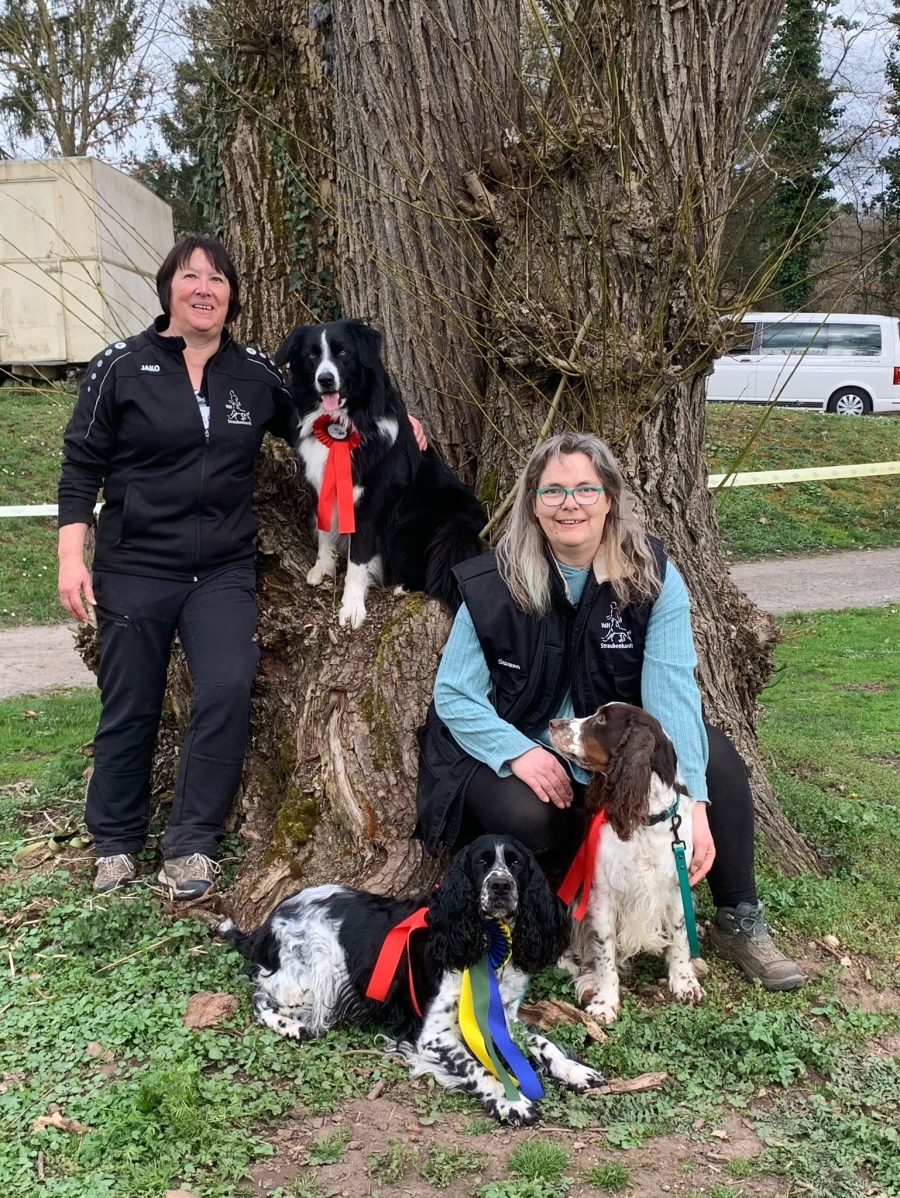 Kristina und Susanna mit den Hunden