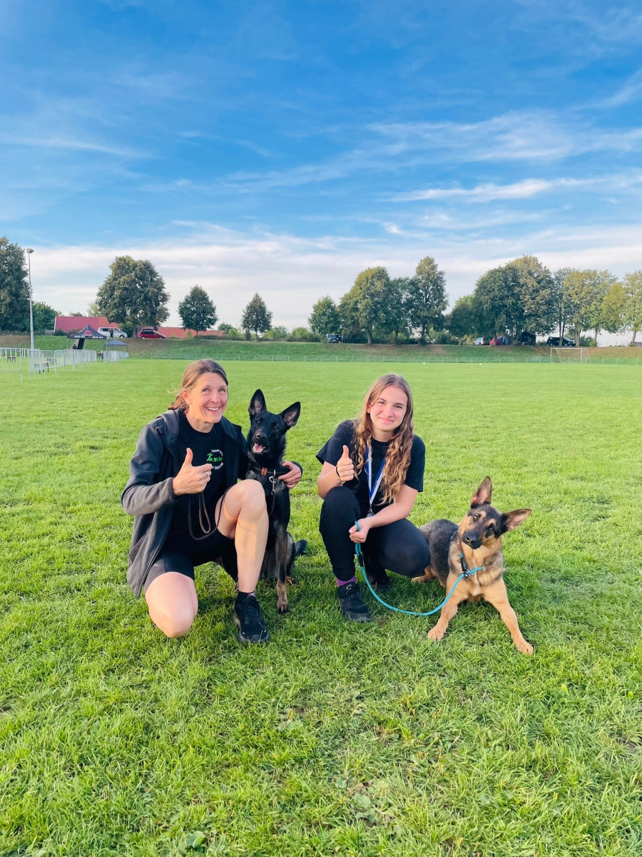 Die Teilnehmer des VdH mit ihren Hunden